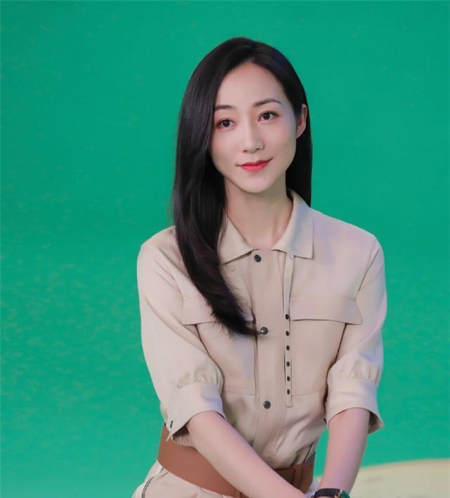 马尾辫|奔五的女人这样穿,搭配这种发型,时髦又减龄