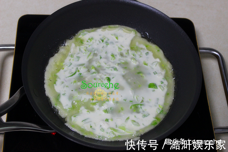 平底锅|此面食不用揉面，煎得香喷喷，外焦里软，一口一块，停不下来