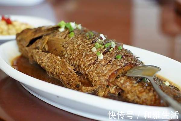 鱼肉|家常炖鱼,别只会用料酒去腥,牢记2个窍门,鱼肉更鲜嫩,没腥味