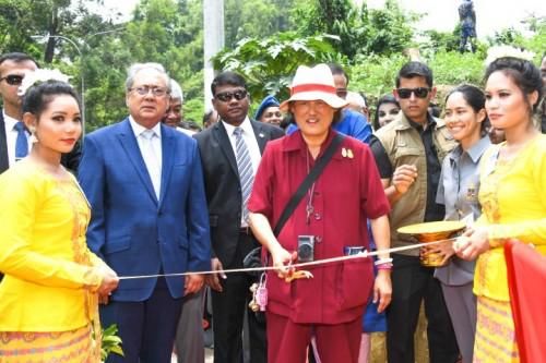 诗琳通公主庆祝中国春节好用心！中山装太遮肉，苏提达忙效仿急于讨好