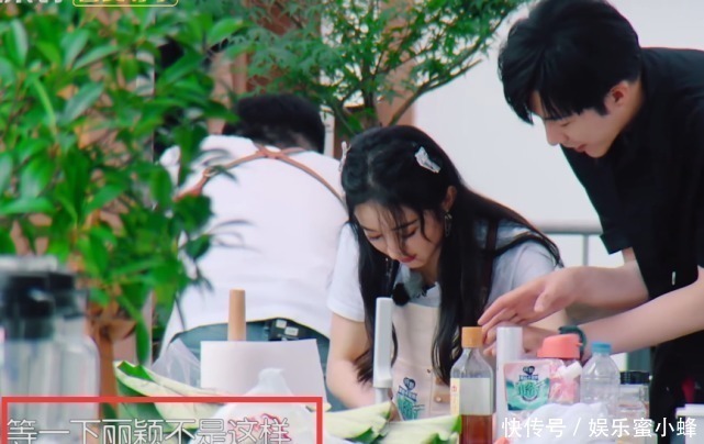 中餐厅|赵丽颖握刀手法错误，刘宇宁着急的忘喊姐，导演也不帮他改字幕