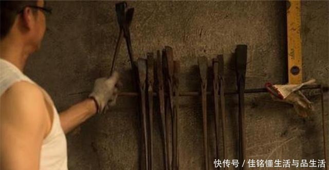 铸剑师$铸剑师郑国荣第一把剑拍卖两万,第2把陨铁铸造,第3把赠金庸!