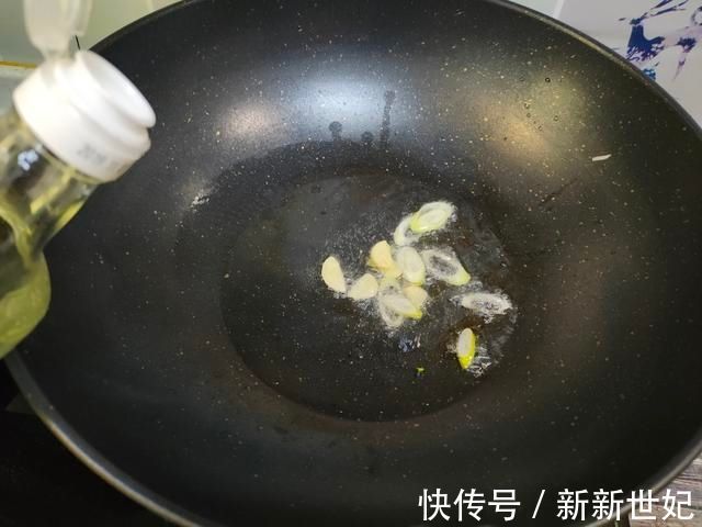 炒土豆丝,什么时候放醋是关键,这一步做对,怎么炒都脆爽好吃