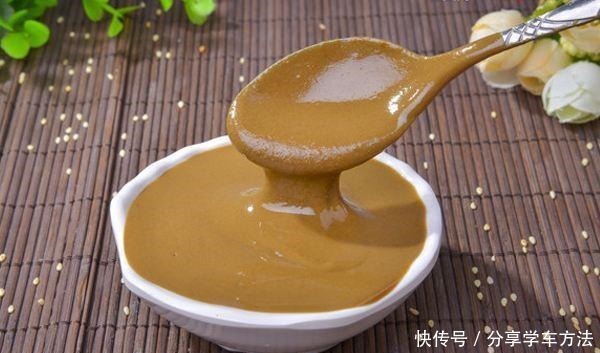 买的芝麻酱太浓稠，化不开教你两招，轻松化开，吃起来口感更好