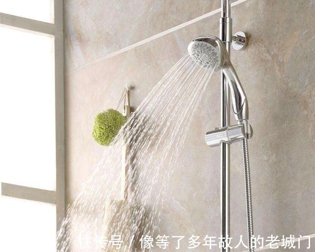 花洒|卫生间花洒万万要装这东西,一旦工人做错立马返工,实在太危险了
