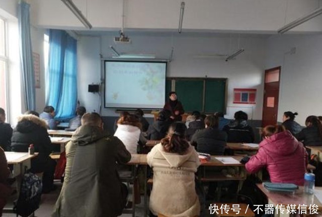 爸爸|爸爸来开家长会，穿着打扮太“惹眼”，网友：你让孩子的脸往哪放