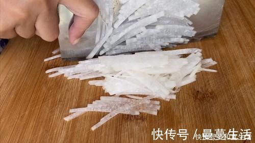 鱼汤|炖鲫鱼汤时,记住不要直接炖,诀窍告诉你,鱼汤奶白无腥味,特鲜!