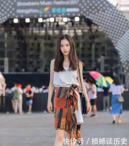 白皙|街拍成熟气质的美女,肌肤白皙容颜娇美