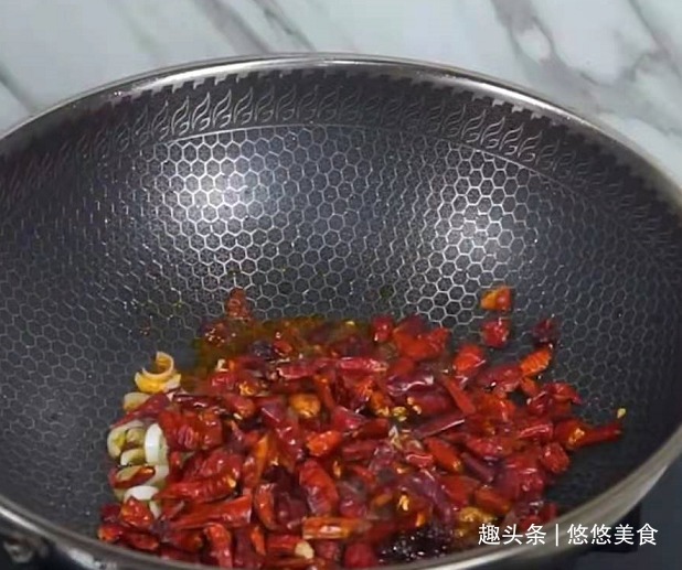 干锅辣子鸡,麻辣鲜香,外酥里嫩,好吃到让你沦陷!