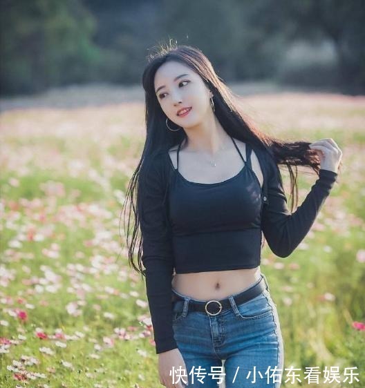  牛仔|清新的小姐姐，牛仔修身裤搭配小吊带，仙女气息十足