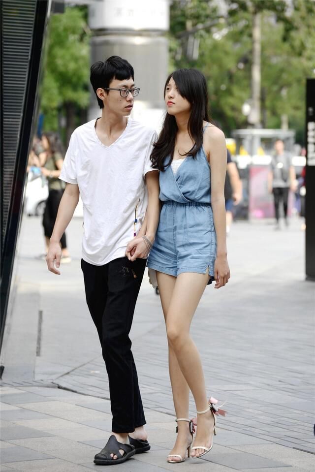 街拍|街拍：银色真丝连衣裙，材质轻盈，尽显淑女气质