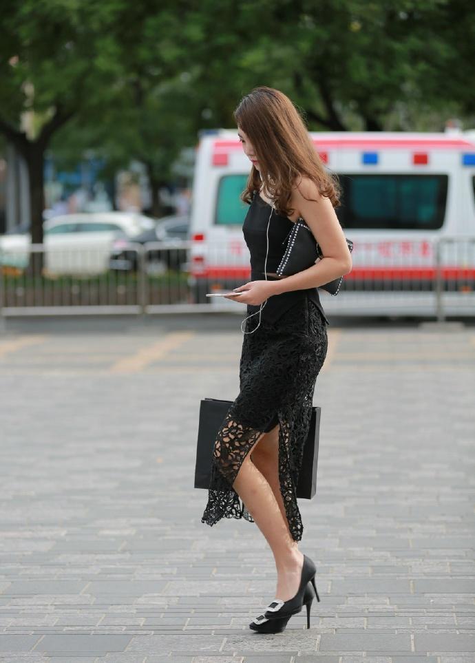 黑网|街拍:端庄优雅,窈窕身姿,黑网裙姐姐的“迷人”之路