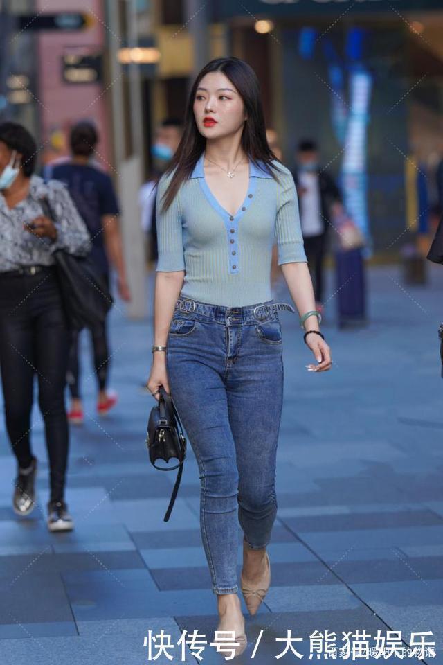 秋日微凉,牛仔裤是时候成“主角”了,选择它休闲省心又好看
