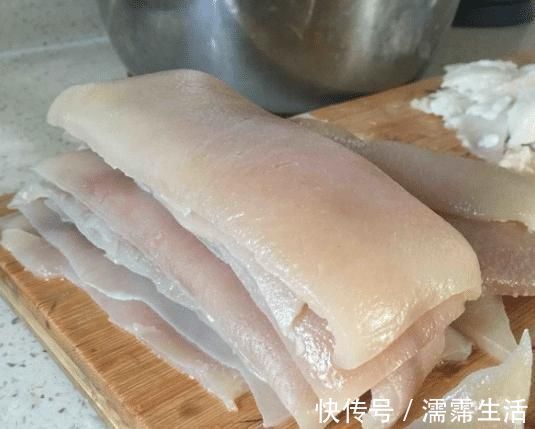 做猪皮冻,不要直接焯水!再加一步,晶莹剔透,嫩滑q弹,吃不腻