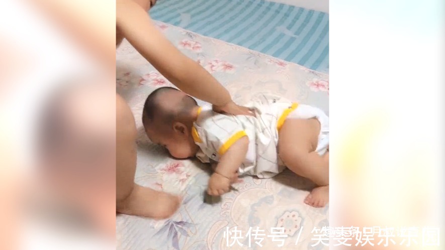 哥哥|弟弟刚学翻身,哥哥看见就过去帮忙了,网友:中国好哥哥上线了