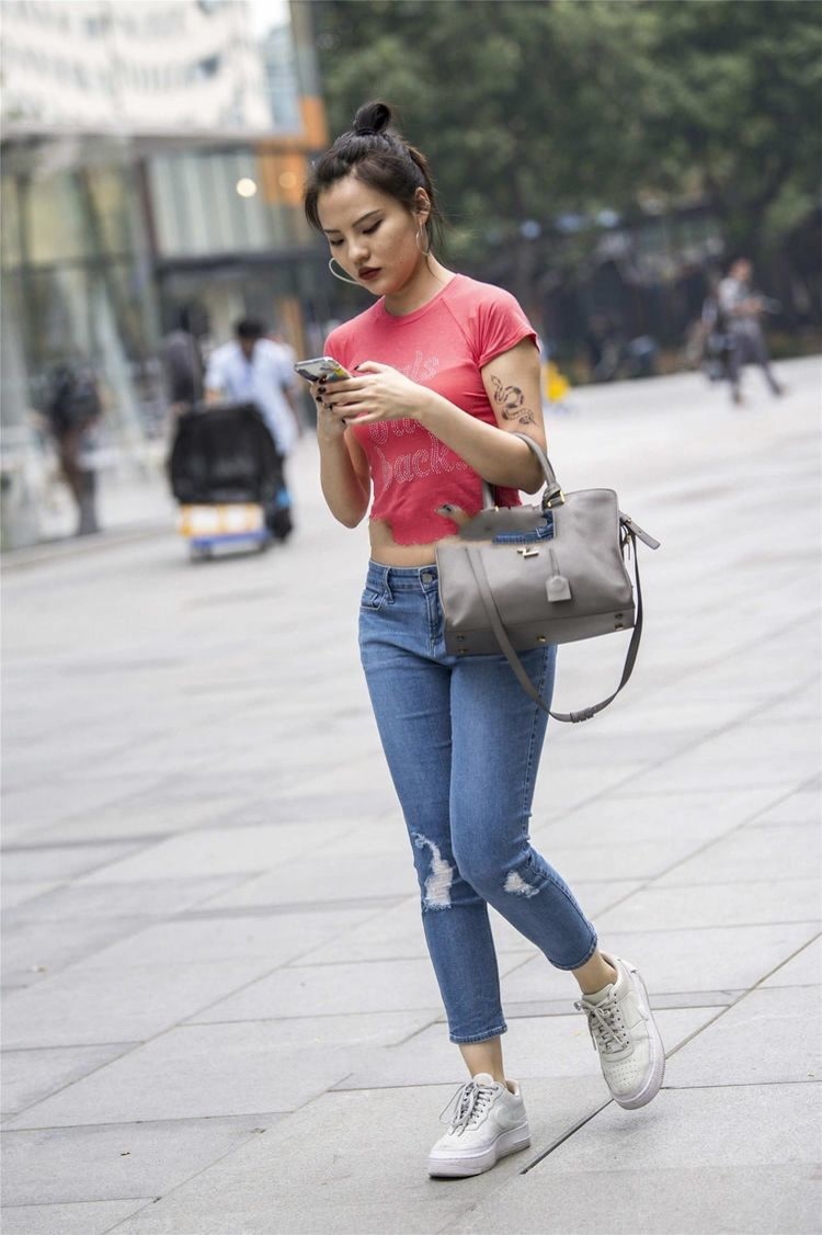 穿搭 墨绿色的无袖上衣,搭配黑色九分裤,整体给人简单清爽利落感觉