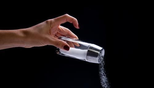 人过了50岁，管住嘴最关键，5种食物少吃为妙，有助健康长寿