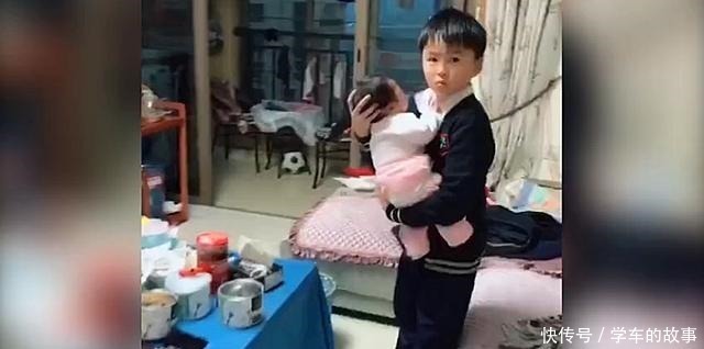 二宝|妈妈在做饭,让哥哥去照顾妹妹,接下来的一幕太暖了!