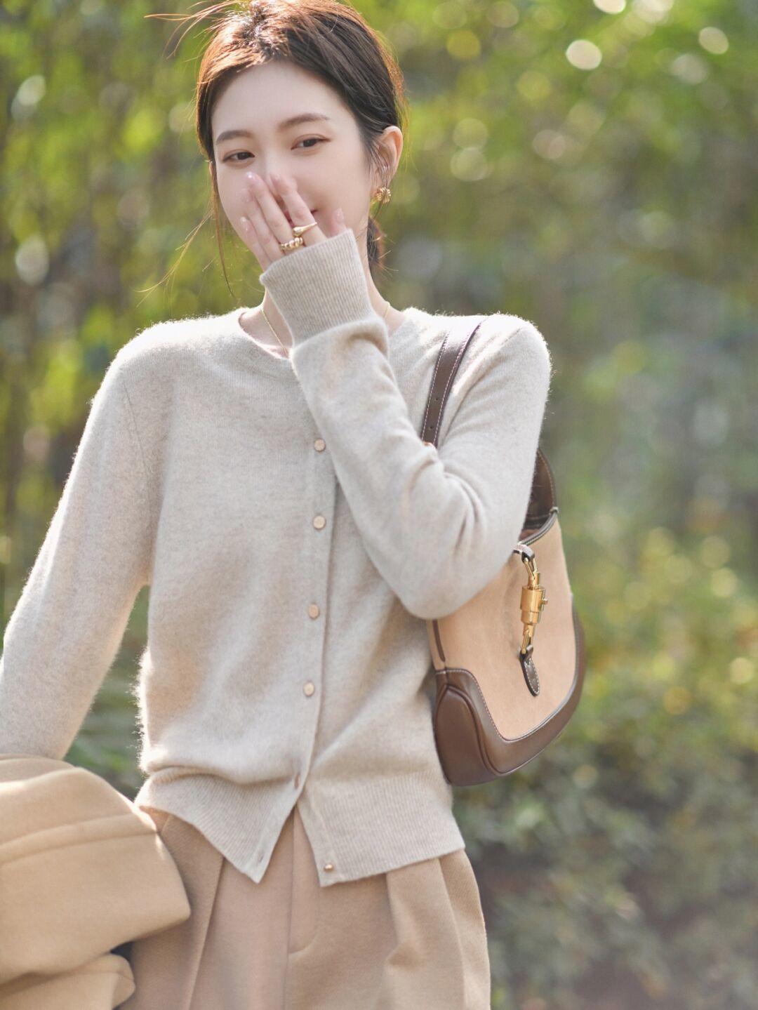 打扮|懂得打扮比长得好看更重要,今冬流行“毛衣开衫”,你有几件?