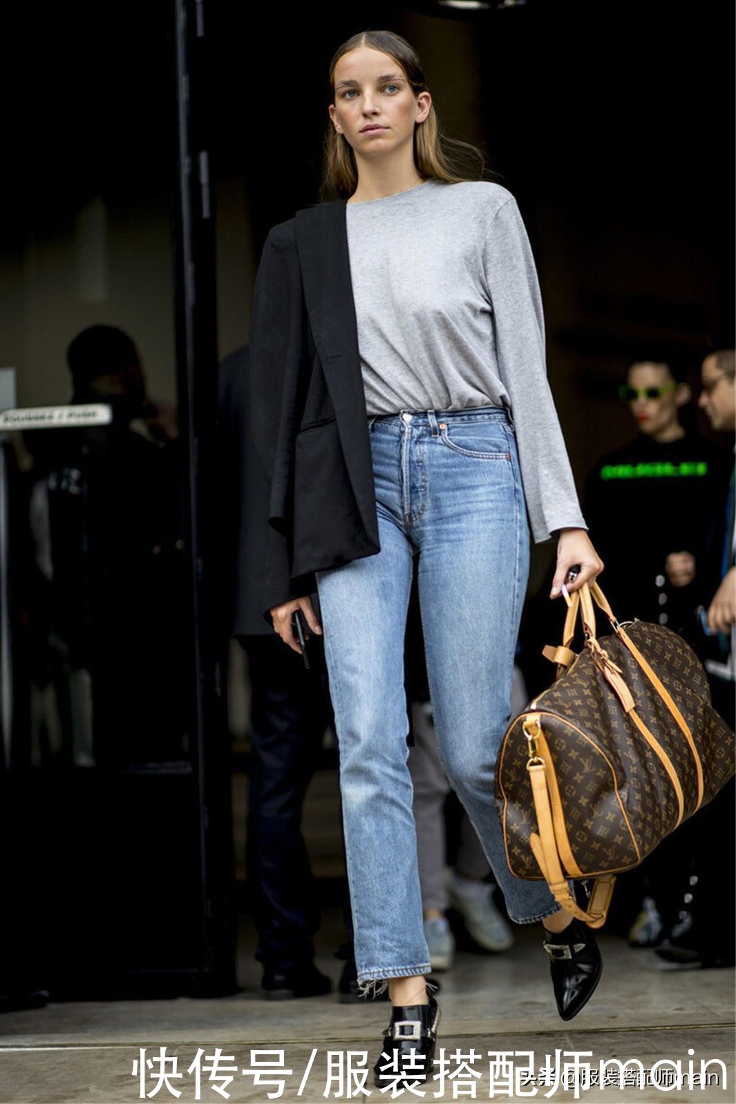 为什么说初春不能没有直筒牛仔裤？原来选对了，真的显高显瘦