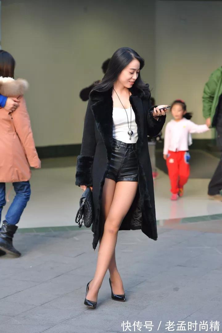 性感|街拍: 姿态百媚的风韵性感少妇, 黑色短裤显性感, 女人味指数爆表