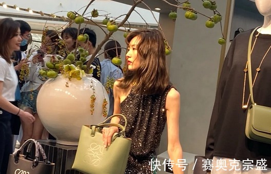 连衣裙|刘雯难得换新发型,配亮片裙不光不掉价,还更显高级,不愧是超模