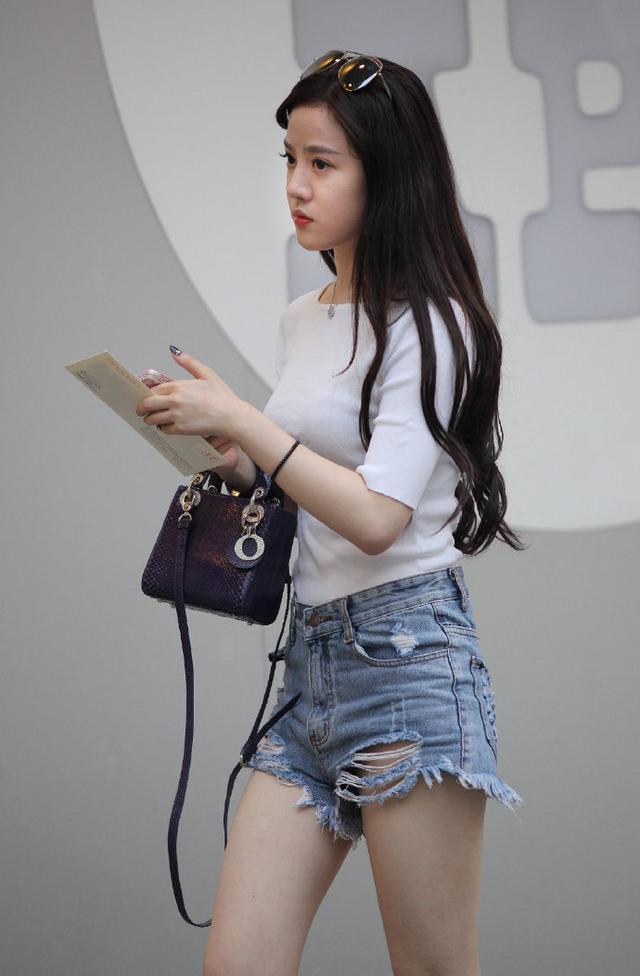 美女穿搭需要做合适的选择,罗马鞋穿对了很有