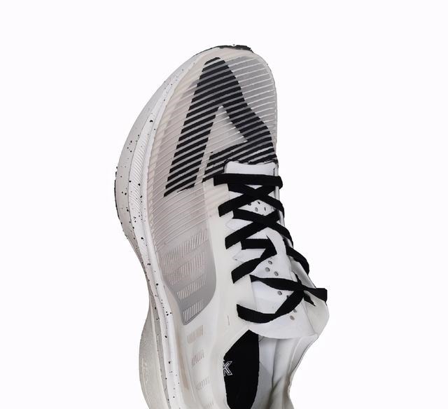 碳板跑鞋 新鞋谍照看个够!安踏又出新科技,匹克碳板跑鞋终于变帅了!