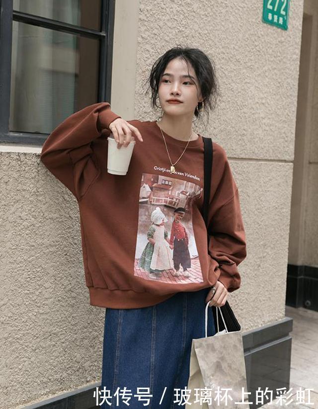 “上宽下窄”的秋冬穿搭,卫衣+牛仔裙+短靴,时尚又洋气