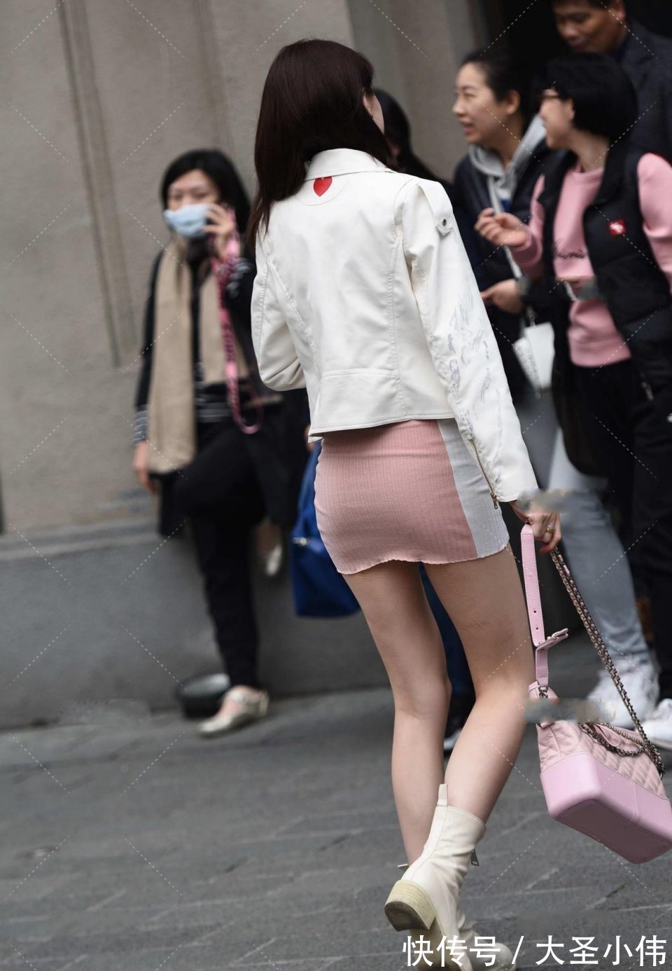 少女心|美女街拍:美女魅力十足,让人好想保护她,能请她共进晚餐,我将一生无悔