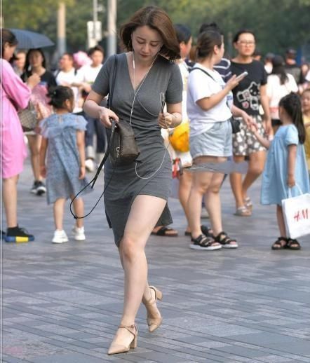 面料|灰色V领修身连衣裙搭配棕色花纹包,时尚减龄,更显复古气息