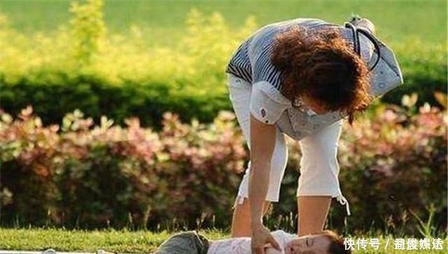 孩子|两个孩子玩荡秋千不幸坠落,宝妈慌乱中接住自家孩子,却被骂冷血