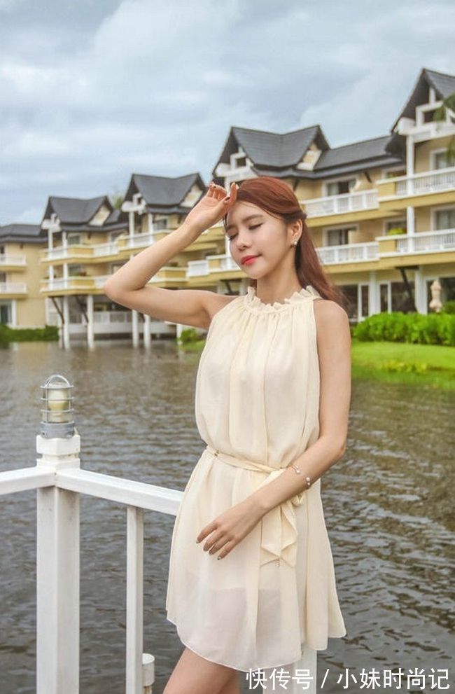 蕾丝|小姐姐穿的雪纺连衣裙，很是甜美减龄，无袖的设计更加的清爽舒适