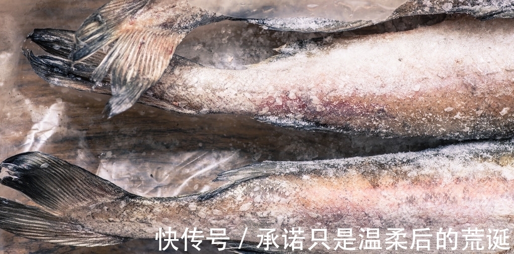 无论解冻什么鱼，不要用清水泡，教你1个技巧，快速解冻还新鲜