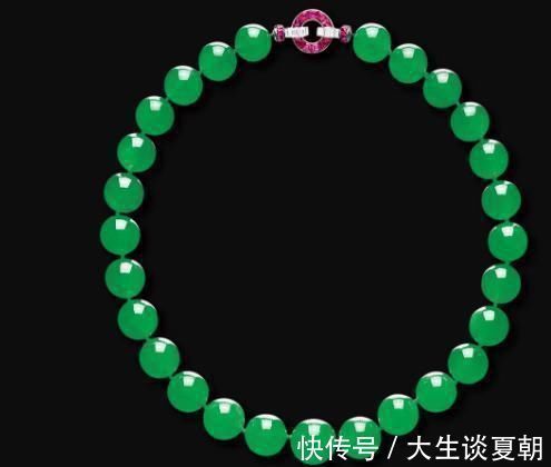 手镯 复古风再次刮起来,翡翠首饰造型富有立体感,代表国风首饰的特色