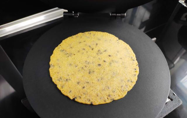 霍霍光|家里有玉米面的赶紧翻出来,跟我一起做这个嘎巴脆的小薄饼吃