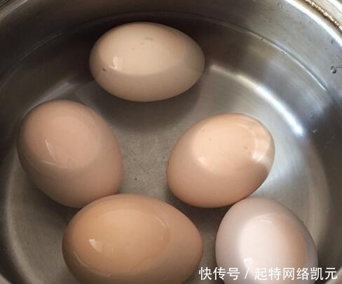 鸡蛋|水煮鸡蛋,“壳难剥”怎么办?加上这一步,蛋黄嫩滑,壳一剥就掉