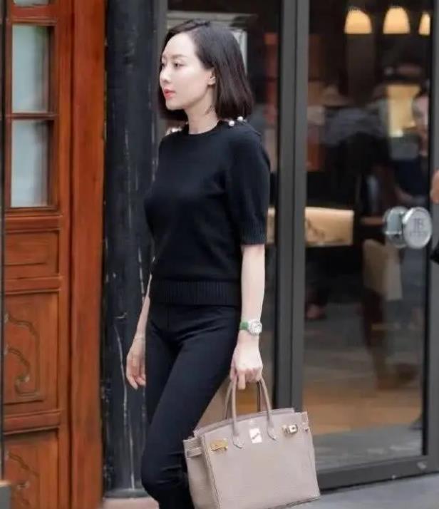 上衣 身材高挑的小姐姐,条纹上衣配牛仔热裤,尽显青春活力气息