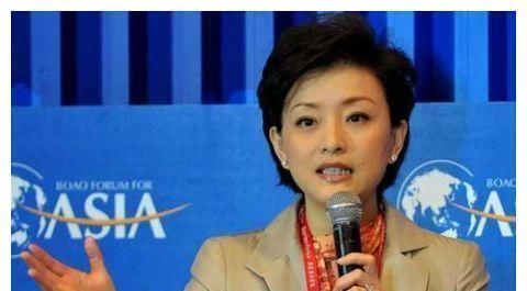 高姿态|央视主持四年辞职,赴美国转凤凰卫视,今70亿身家挎13万包高姿态亮相