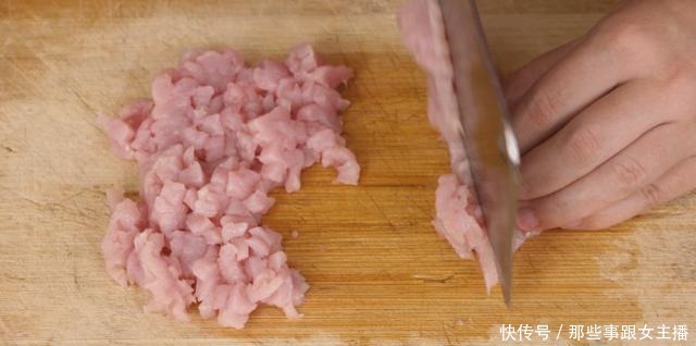 没想到剁肉馅这么简单,2分钟全剁好,干净又省力,方法太棒了!