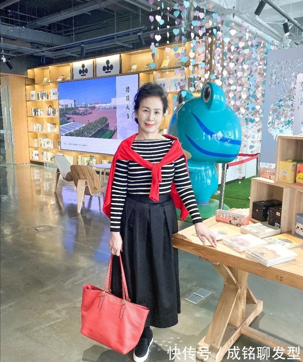 老少皆宜|60岁女人穿衣要避开“大妈感”,学学这位阿姨的穿搭,优雅又大气