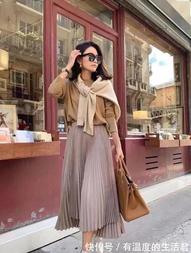 博主们 早秋买买买不如“一衣多穿”，看针织衫心机穿法，一周穿搭不重样！