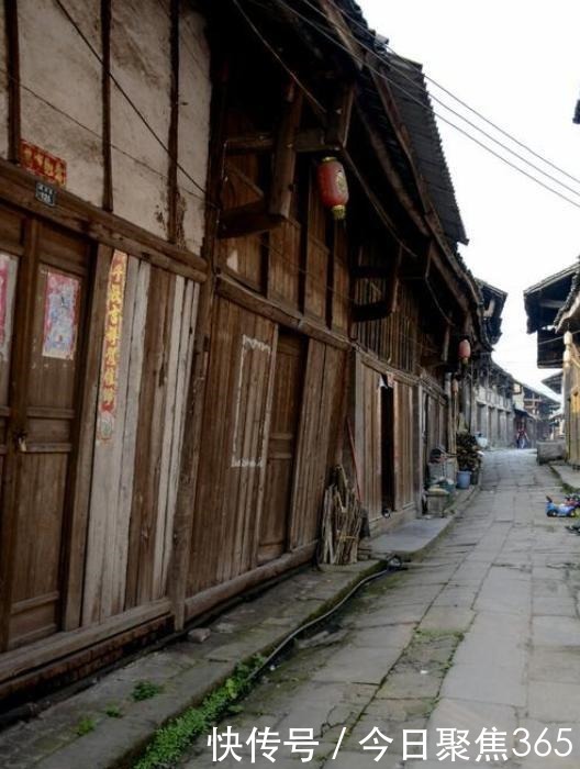 四川最受欢迎古镇，有“一脚踏三县”之称，被评“四川最美街道”