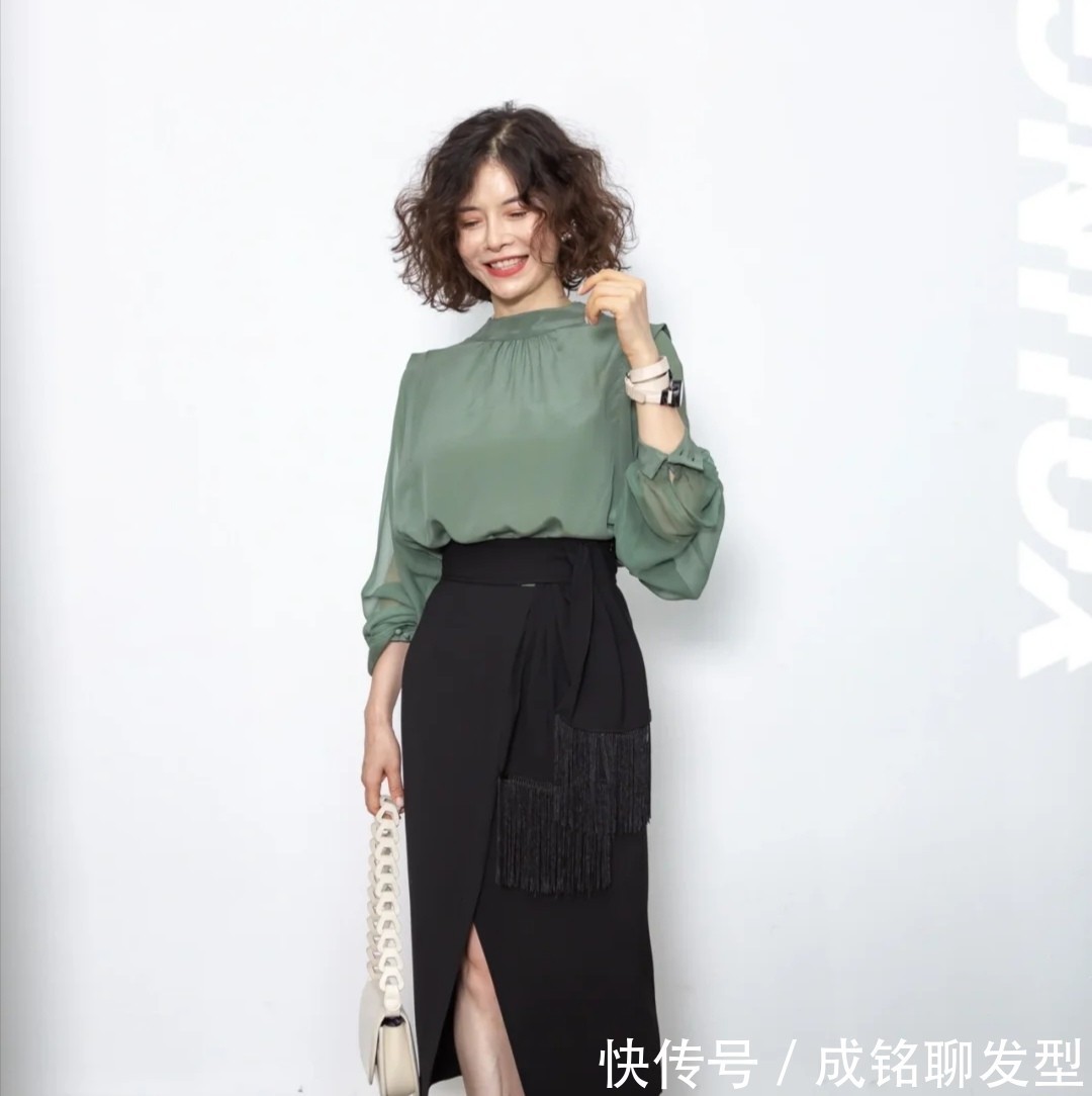 半身裙|五十岁也能穿出“少女感”,跟着博主学穿搭,既有品位更赚回头率