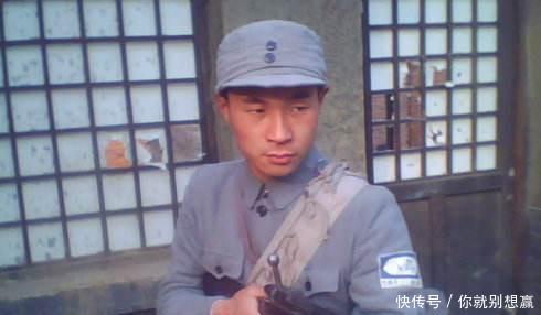 八路军|抗日期间，八路军帽子上为啥有两颗扣子，这两颗扣子有何用！
