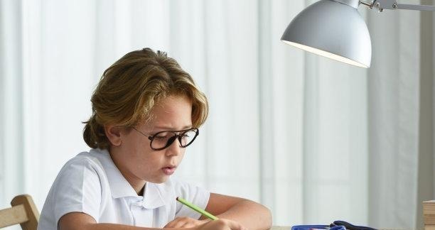 做作业|孩子放学后先“写作业”还是“先玩”?顺序是有讲究的,差别很大