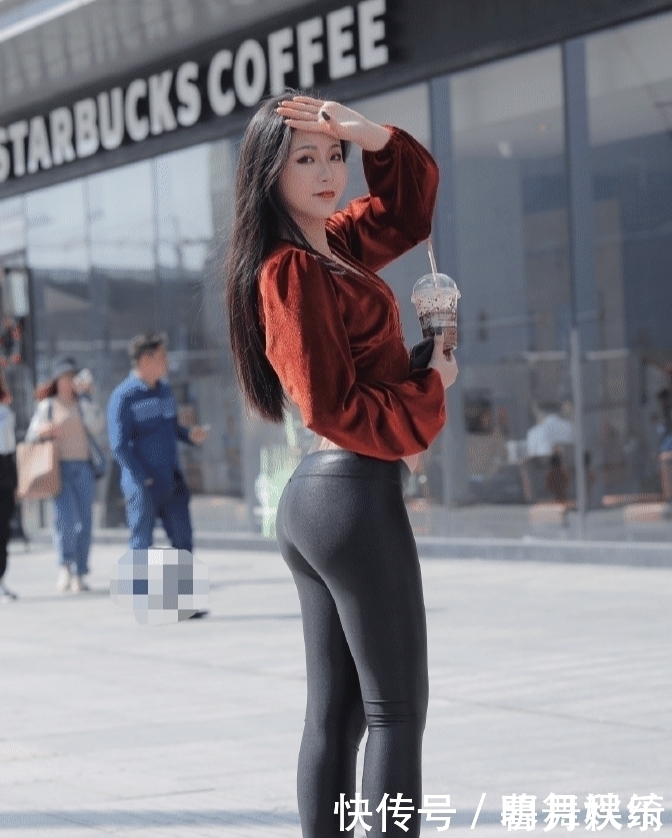 会显得非常|40度的天气,还穿“皮裤”加“丝绒衫”,看着都热