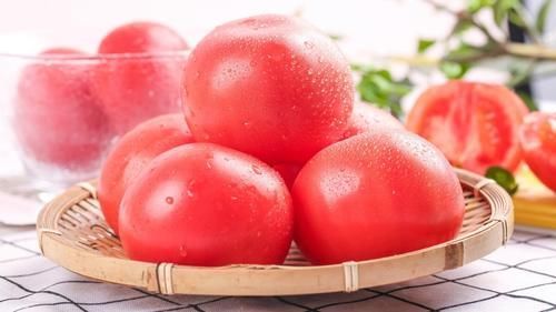 买西红柿时,要不要挑带花托的?傻傻买错不新鲜,白花冤枉钱