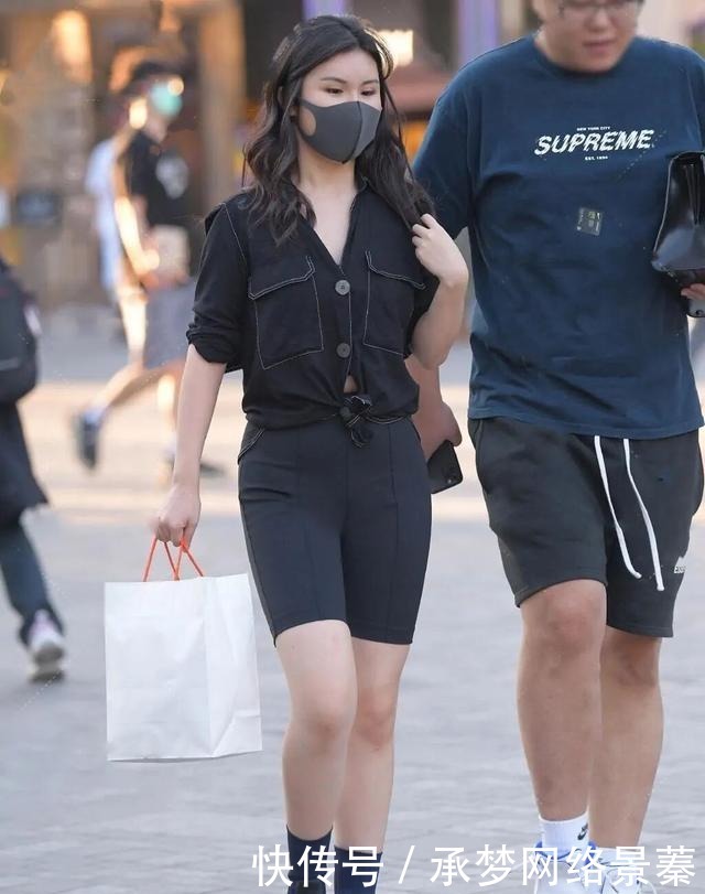 “短裤T恤”太老土,如今流行“齐膝”穿法,时髦修身又显高!