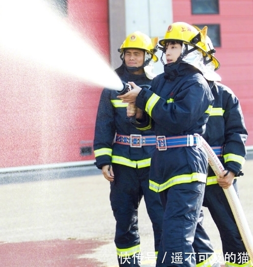 极限挑战:贾乃亮、雷佳音满眼泪水,龚俊鞠躬致敬最美逆行者